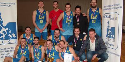 Кошаркашка екипа наше школе победник Универзитетске лиге Београда